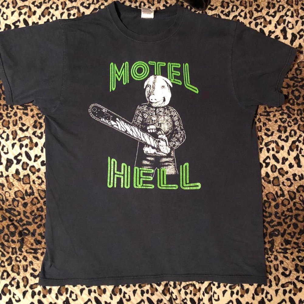 Super rad and rare vintage Motel Hell chainsaw pig shirt from the 90s mens Large